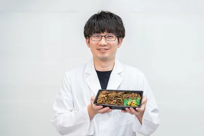 牛と豚がドーンと乗った「黒の牛豚ダブル焼肉重」