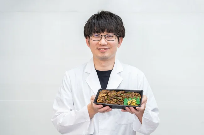 牛と豚がドーンと乗った「黒の牛豚ダブル焼肉重」