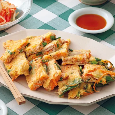豚こまとねぎのチヂミは、「小麦粉」と「片栗粉」を同量ずつ混ぜるとカリカリもっちりな触感に！