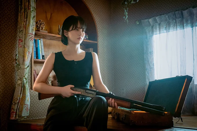 銃を構える姿がカッコいいチ・ハンナ