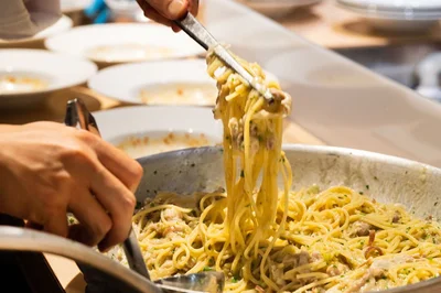 パスタの下には、マルコメのみそ『プラス糀 生みそ 糀美人 熟甘』が薄く敷かれています