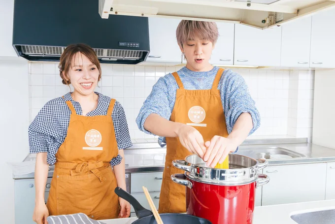 かっこいいパスタの茹で方を披露してくれようとする小山さん