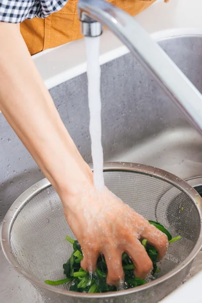 ほうれん草はしっかり洗って水気を絞る