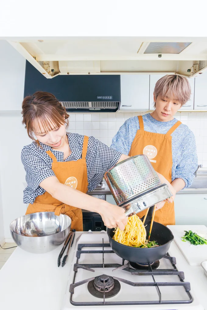 パスタを合わせて炒めます