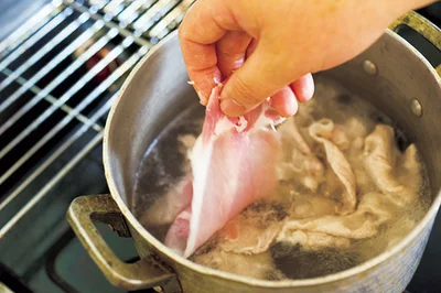 ゆでるときは1枚ずつ入れ、混ぜないのがコツ