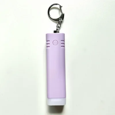 【キーホルダータイプの防犯ブザー】単四形アルカリ乾電池を1本使用　　どう使う▶