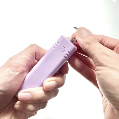上のリングの部分を引っ張ると100dbのブザーが鳴る　　こんな機能も？！▶