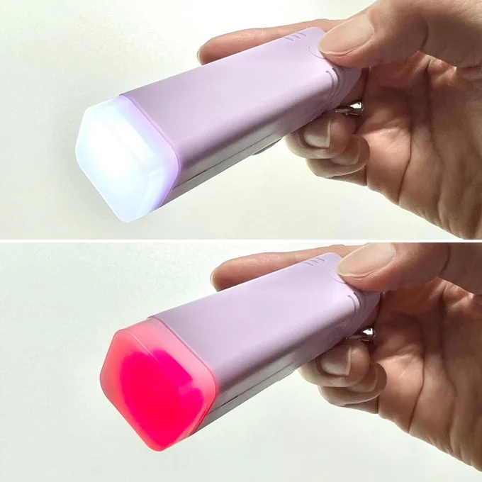 ボタンを1回押すと白色LEDライト、もう一回押すと赤色のLEDライトが点滅 カラバリは?▶