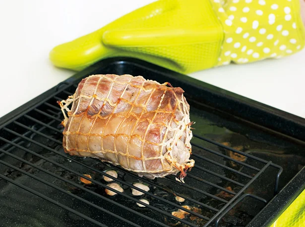 豚のかたまり肉をまずは加熱。これをベースに3段活用
