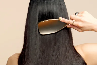 スッと髪を解きほぐすイギリス⽣まれのヘアケアブラシ「タングルティーザー」