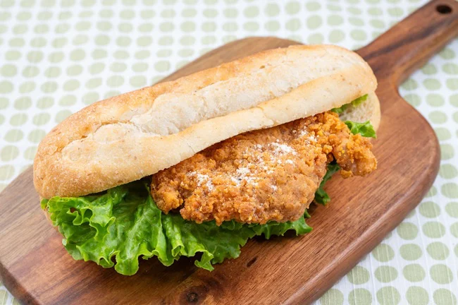 お好みのパンに挟むだけで豪華なほっとチキンサンドに！