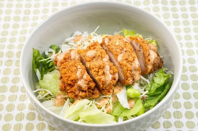 「ほっとチキン」をのせるだけでサラダの満足度が格段にアップ！