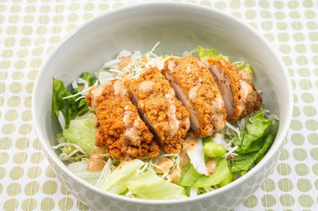 「ほっとチキン」をのせるだけでサラダの満足度が格段にアップ！