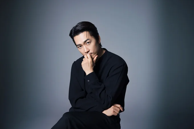 作品中では指揮者を演じています。裕福で勝気な婚約者が突然姿を消してしまい…