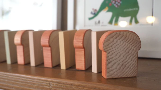 木で作った山型食パンの形の「パンdeドミノ(R)」