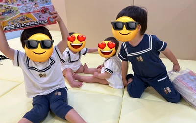 4人のリンクコーデがかわいい！▶賑やかで楽しそうな4人のW双子ちゃんたち（⇒次へ）