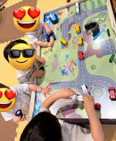 お母さまだけで4人を見るのはとても大変なんだそう▶（⇒次画像から人気の実録育児4コマコミック『1歳になってもヤケッパチパチ！ 元ヒステリック妊婦の育児ログ！』が読めます）
