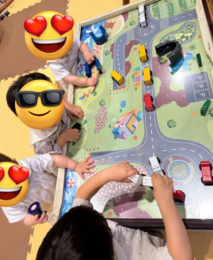 お母さまだけで4人を見るのはとても大変なんだそう▶（⇒次画像から人気の実録育児4コマコミック『1歳になってもヤケッパチパチ！ 元ヒステリック妊婦の育児ログ！』が読めます）