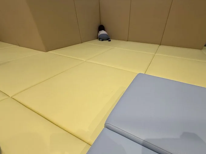3歳のかくれんぼ▶本人は完全に隠れられていると思っている様子(⇒次へ)