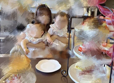双子ちゃん（妹）とアフタヌーンティー▶双子ちゃんによく似合う遊具（⇒次へ）