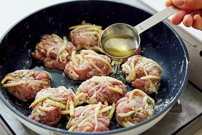少ない油で揚げ焼きに。これなら後片づけもラクチン