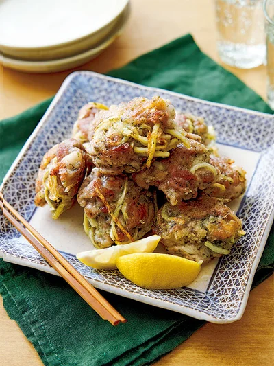白だしと青のりで風味よく味つけした「豚こまとたけのこの塩から揚げ」