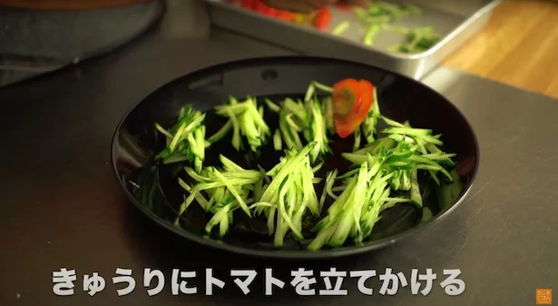 きゅうりの山にトマトを立てかける