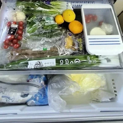 野菜室にはたっぷりまとめ買いした野菜が