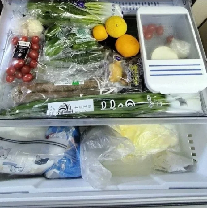 野菜室にはたっぷりまとめ買いした野菜が