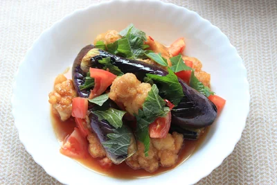 旬の野菜がたっぷり摂れる！甘酸っぱさとこってり感がクセになる「なすと鶏肉のトマト南蛮」