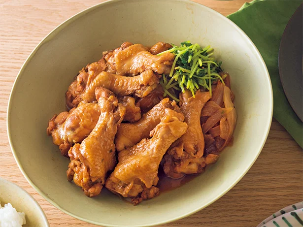 ペーパータオルで落としぶたをして約10分煮れば完成！豆苗はできあがる直前にさっと煮て「手羽元のさっぱり煮」
