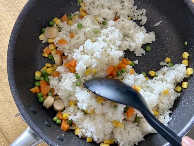 ミックスベジタブル＆ご飯を入れ、その都度炒める