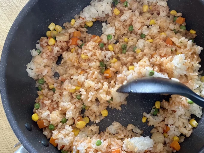 調味料を入れたら、全体になじむまで炒め合わせる
