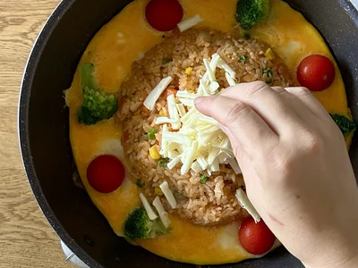 3分経ったらご飯の上にチーズをのせる