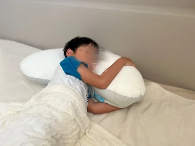 両サイドの腕肩ポケットに肩がすっぽりはまります
