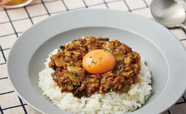 ヘルシーなのに満足感あり！市販のルーで作る「なすと豚ひき肉のドライカレー」
