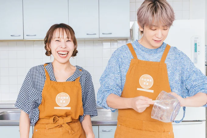 しっかりヘラでクリームを集める小山さん