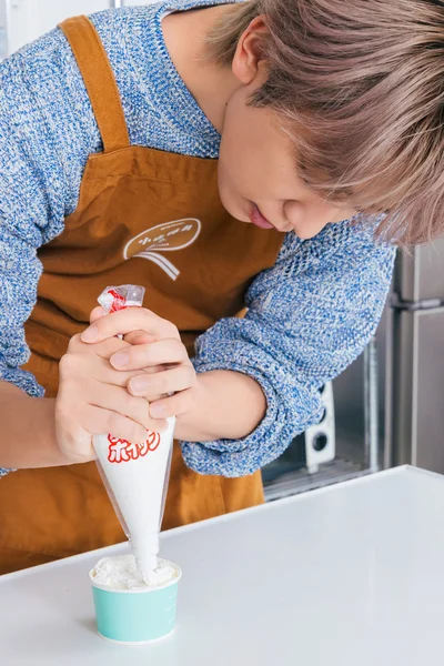 盛り付けに全集中の小山さん
