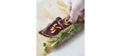 かつお、にんにくチップをのせて両端を内側にたたむ