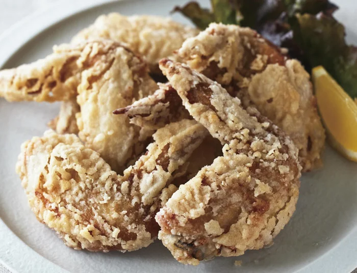 ホームパーティにぴったり。ビールが進む「レモンとココナッツ風味の手羽先唐揚げ」／至福のおもてなしレシピ（3）