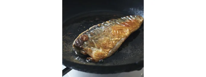 さばを皮目から焼く