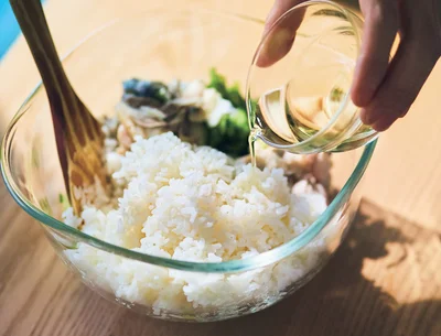 ボウルに材料を入れて調味料を順に回しかける