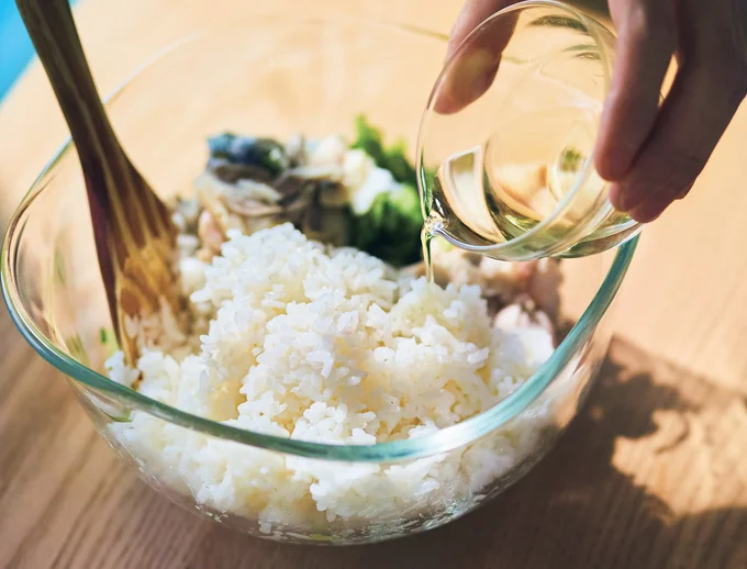 ボウルに材料を入れて調味料を順に回しかける
