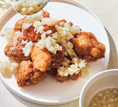酸味のきいた玉ねぎがアクセント♪「とりからのさっぱり玉ねぎだれ」【長谷川あかりさんのお酢レシピ】