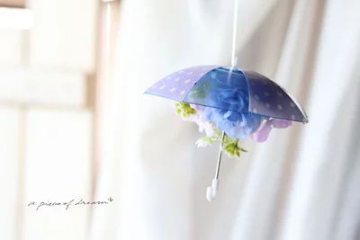 傘を窓辺にぶらさげて