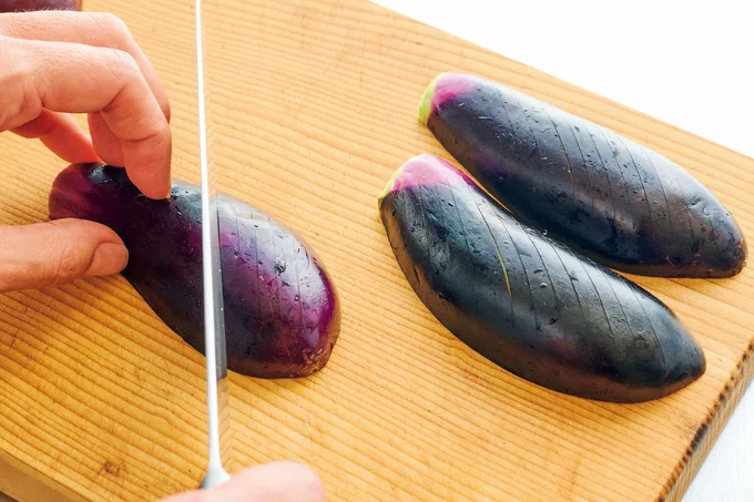 なすは皮に切り目を入れることで火の通りが早くなり、味もしみる