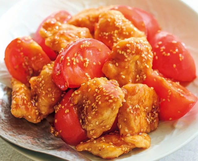 仕上げに加えるトマトがフレッシュ！「とりむねとトマトのごま甘酢」