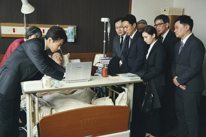 【6話】撮影された試食会の映像で旭デパートの会長夫婦に確認してもらう亘と未来たち