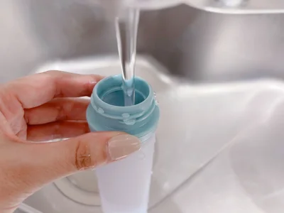 水を入れて凍らせてから使用します