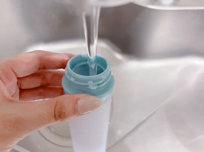 水を入れて凍らせてから使用します